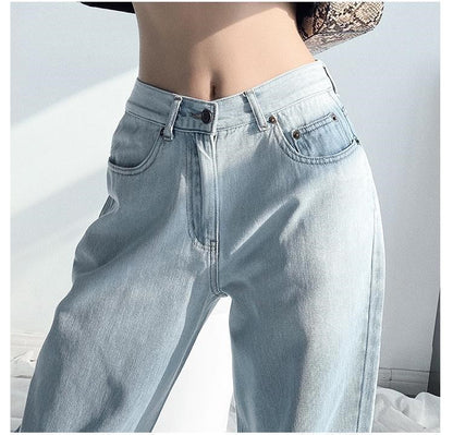 Jeans in Light Blue High-Waist Wide-Leg Denim - waistband and pocket close-up