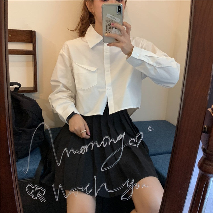Shirt in White with Cropped Boxy Fit - white mirror view with cropped hem detail
