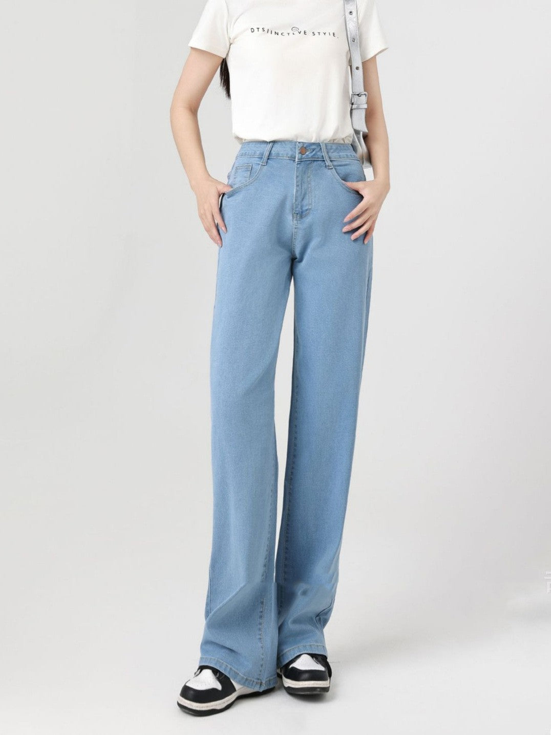 Wide-Leg Jeans in High-Waist Stretch Denim - light blue styled front